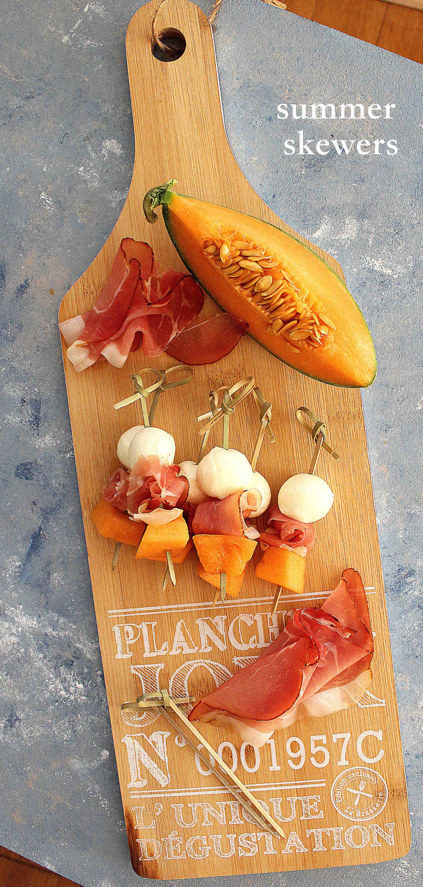 Summer skewers : mozzarella, prosciutto and melon